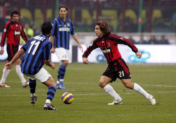 Andrea Pirlo (AC Mailand, re.) gegen Luis Jimenez (Inter Mailand) - Fußball Herren Serie A 2007 2008, 1. Italienische Liga, FC Internazionale Mailand - AC Mailand 2:1, Milan Gruppe Mailand Fußball Herren Serie A 2007 2008, 1. Italienische Liga, FC Internazionale Mailand - AC Mailand 2:1, Milan Gruppe Mailand