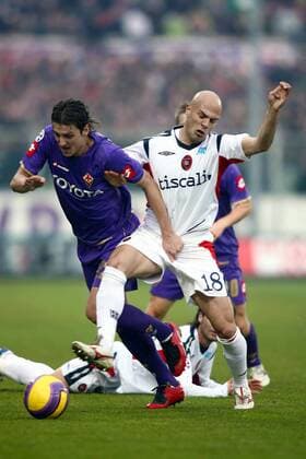 Zdravko Kuzmanovic (AC Florenz, li.) gegen Andrea Parola (Cagliari) -  Fußball Herren Serie A 2007 2008, 1. Italienische Liga, AFC Fiorentina - US Cagliari Calcio 5:1 Gruppe Florenz Dynamik, Fußball Herren Serie A 2007 2008, 1. Italienische Liga, AFC Fiorentina - US Cagliari Calcio 5:1 Gruppe Florenz Dynamik,