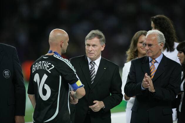 Bundespräsident Horst Köhler (Deutschland, Mitte) gratuliert Torwart Fabien Barthez (Frankreich, li.), daneben OK Chef Franz Beckenbauer (Deutschland) -  Fußball Länderspiel Herren WM 2006, Nationalmannschaft, Nationaltrikot, Finale, Endspiel Gruppe Berlin Fußball Länderspiel Herren WM 2006, Nationalmannschaft, Nationaltrikot, Finale, Endspiel Gruppe Berlin