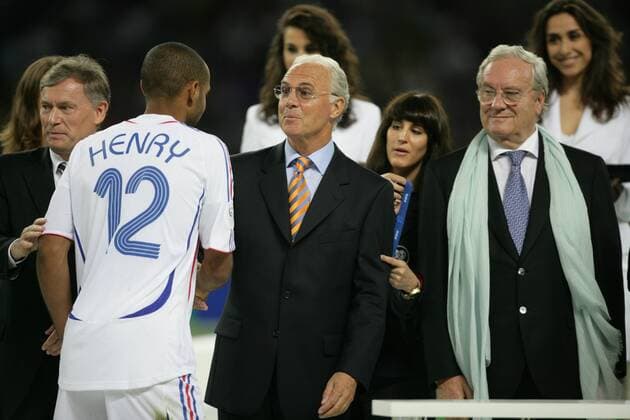 OK Chef Franz Beckenbauer (Deutschland, Mitte) gratuliert Thierry Henry (Frankreich, 2.v.li.), daneben Bundespräsident Horst Köhler (Deutschland, li.) und FIGC Präsident Guido Rossi (Italien) -  Fußball Länderspiel Herren WM 2006, Nationalmannschaft, Nationaltrikot, Finale, Endspiel Gruppe Präsident, Politik, Politiker, Bundespolitik Berlin, hinten, Rücken, Rückansicht, Rückennummer Fußball Länderspiel Herren WM 2006, Nationalmannschaft, Nationaltrikot, Finale, Endspiel Gruppe Präsident, Politik, Politiker, Bundespolitik Berlin, hinten, Rücken, Rückansicht, Rückennummer