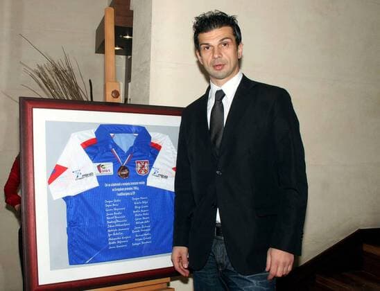 Dragan Skrbic (Serbien), Dritter der Europameisterschaft 1996 mit der jugoslawischen Mannschaft, neben dem Nationaltrikot jenes Teams -  Handball Herren Freundschaftsspiel 2007, Nationalteam Einzelbild Belgrad Handball Herren Freundschaftsspiel 2007, Nationalteam Einzelbild Belgrad