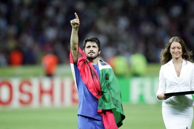 Gennaro Gattuso (Italien) - Siegesfeier mit Nationalfahne neben einer Hostess -  Fußball Länderspiel Herren WM 2006, Nationalmannschaft, Nationaltrikot, Finale Endspiel, Vdig Gruppe Berlin Freude, Fußball Länderspiel Herren WM 2006, Nationalmannschaft, Nationaltrikot, Finale Endspiel, Vdig Gruppe Berlin Freude,