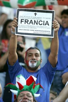 Italienischer Fan gibt sich vor dem WM Finale siegessicher und hat für den Endspielgegner Frankreich schon mal eine Todesanzeige vorbereitet -  Fußball Länderspiel Herren WM 2006, Nationalmannschaft Finale Endspiel Italien - Frankreich 6:4 n.E., Vdig Einzelbild Häme, Hohn Berlin Fußball Länderspiel Herren WM 2006, Nationalmannschaft Finale Endspiel Italien - Frankreich 6:4 n.E., Vdig Einzelbild Häme, Hohn Berlin