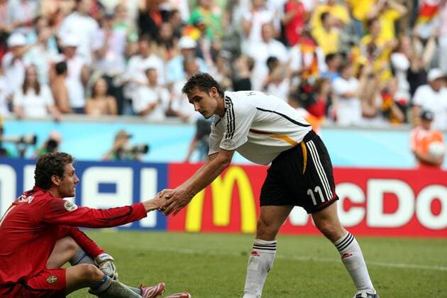 Miroslav Klose (Deutschland) entschuldigt sich bei Torwart Andreas Isaksson (Schweden) -  Fußball WM Herren WM 2006, Länderspiel, Achtelfinale, Nationalteam, Nationaltrikot, Deutschland - Schweden 2:0 Gruppe München Fußball WM Herren WM 2006, Länderspiel, Achtelfinale, Nationalteam, Nationaltrikot, Deutschland - Schweden 2:0 Gruppe München