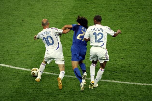 Andrea Pirlo (Italien, Mitte) gegen Thierry Henry (re.) und Zinedine Zidane (beide Frankreich) -  Fußball Länderspiel Herren WM 2006 Nationalmannschaft Nationaltrikot Frankreich - Italien 4:6 n.E., Finale Endspiel Vdig Gruppe Berlin Dynamik, Kampf, Fußball Länderspiel Herren WM 2006 Nationalmannschaft Nationaltrikot Frankreich - Italien 4:6 n.E., Finale Endspiel Vdig Gruppe Berlin Dynamik, Kampf,