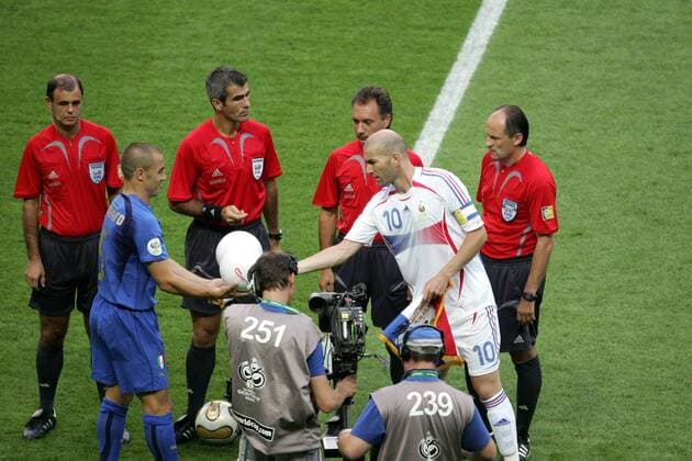 Zinedine Zidane (Frankreich, 2.v.re.) und Fabio Cannavaro (Italien, 2.v.li.) tauschen vor dem WM Finale 2006 zwischen Schiedsrichtergespann und Fernsehkamera Bälle und Wimpel -  Fußball Länderspiel Herren WM 2006 Nationalmannschaft Nationaltrikot Frankreich - Italien 4:6 n.E., Finale Endspiel Vdig Gruppe Berlin Fußball Länderspiel Herren WM 2006 Nationalmannschaft Nationaltrikot Frankreich - Italien 4:6 n.E., Finale Endspiel Vdig Gruppe Berlin