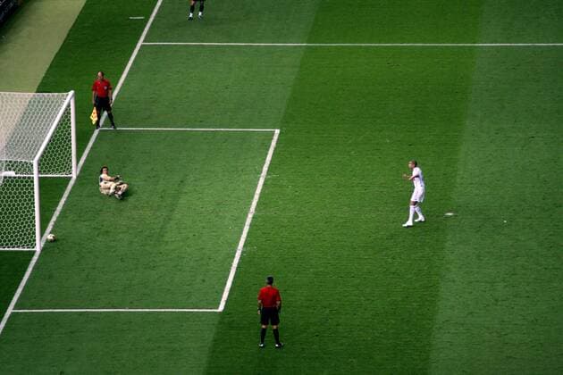 David Trezeguet (Frankreich, re.) versagen gegen Torwart Gianluigi Buffon (Italien) die Nerven, FIFA Schiedsrichter Horacio Elizondo (vorn, Mitte) und Linienrichter Dario Garcia (beide Argentinien) schauen genau hin -  Fußball Länderspiel Herren WM 2006, Nationalmannschaft, Nationaltrikot, Finale, Endspiel Totale Aufmacher, premiumd Berlin Fußball Länderspiel Herren WM 2006, Nationalmannschaft, Nationaltrikot, Finale, Endspiel Totale Aufmacher, premiumd Berlin