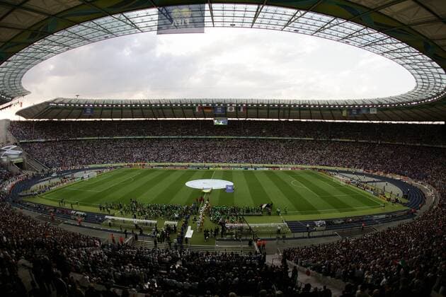 Einmarsch zum WM Finale 2006 in das ausverkaufte Berliner Olympiastadion -  Fußball Länderspiel Herren WM 2006 Nationalmannschaft Nationaltrikot Frankreich - Italien 4:6 n.E., Finale Endspiel Vdig Totale Olympiastadion Berlin Fußball Länderspiel Herren WM 2006 Nationalmannschaft Nationaltrikot Frankreich - Italien 4:6 n.E., Finale Endspiel Vdig Totale Olympiastadion Berlin
