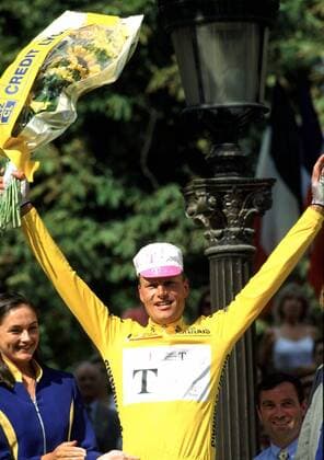 Bjarne Riis (Dänemark Team Telekom) gewinnt die Tour de France 1996 Radsport Herren Straßenradsport 1996, Straße, Rad, Tour de France Einzelbild Paris Freude, Radsport Herren Straßenradsport 1996, Straße, Rad, Tour de France Einzelbild Paris Freude,