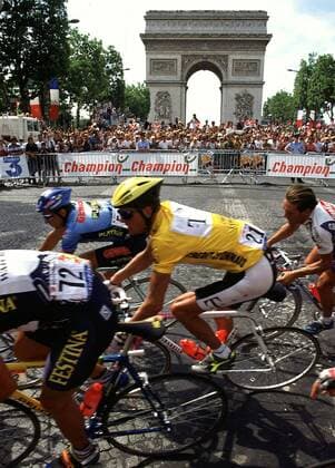 Bjarne Riis (Dänemark Team Telekom) in gelb auf den Champs Elysees 1996 Radsport Herren Straßenradsport 1996, Straße, Rad, Tour de France Gruppe Paris Radsport Herren Straßenradsport 1996, Straße, Rad, Tour de France Gruppe Paris