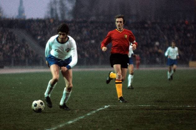 Hans Bert Matoul (DDR, li.) am Ball Fußball Länderspiel Herren DEUTSCHSPRACHIGE SPORTZEITSCHRIFTEN UND -ZEITUNGEN NUR NACH RÜCKSPRACHE Nationalmannschaft 1974 Vdia Gruppe Berlin Dynamik, Fußball Länderspiel Herren DEUTSCHSPRACHIGE SPORTZEITSCHRIFTEN UND -ZEITUNGEN NUR NACH RÜCKSPRACHE Nationalmannschaft 1974 Vdia Gruppe Berlin Dynamik,