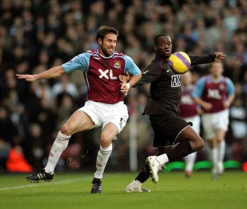 Matthew Upson (West Ham, li.) gegen Louis Saha (Manchester United) - EDITORIAL USE ONLY. No use with unauthorised audio, video, data, fixture lists, club league logos or live services. Online in-match use limited to 120 images, no video emulation. No use in betting, games or single club league player publications. Fußball Herren English Premier League 2007 2008, 1. Englische Liga, West Ham United - Manchester United 2:1, ManU Gruppe London Dynamik, Fußball Herren English Premier League 2007 2008, 1. Englische Liga, West Ham United - Manchester United 2:1, ManU Gruppe London Dynamik,