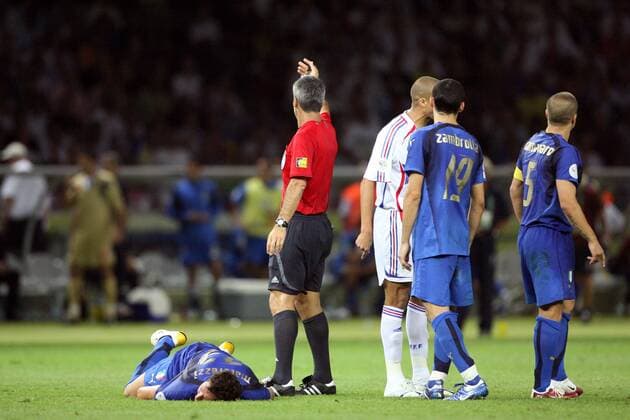FIFA Schiedsrichter Horacio Elizondo (Argentinien) winkt für den verletzt am Boden liegenden Marco Materazzi (Italien) Hilfe herbei -  Fußball WM Herren WM 2006, Länderspiel, Nationalteam, Finale, Endspiel, Nationaltrikot, Italien - Frankreich 6:4 n.E. Gruppe Berlin Enttäuschung, Fußball WM Herren WM 2006, Länderspiel, Nationalteam, Finale, Endspiel, Nationaltrikot, Italien - Frankreich 6:4 n.E. Gruppe Berlin Enttäuschung,