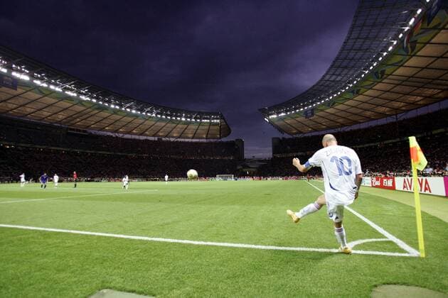 Zinedine Zidane (Frankreich) tritt vor der beeindruckenden Kulisse des Berliner Olympiastadions eine Ecke -  Fußball WM Herren WM 2006, Länderspiel, Finale, Endspiel, Nationalteam, Nationaltrikot, Italien - Frankreich 6:4 n.E. Totale Olympiastadion Berlin Dynamik, Fußball WM Herren WM 2006, Länderspiel, Finale, Endspiel, Nationalteam, Nationaltrikot, Italien - Frankreich 6:4 n.E. Totale Olympiastadion Berlin Dynamik,