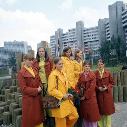 Team DDR mit Erika Zuchold, Karin Janz, Irene Abel, Christine Schmitt, Angelika Hellmann und Ricarda Schmeißer vor dem olympischen Dorf in München Turnen OS Sommer Damen Olympische Spiele 1972, Sommerspiele, Kunstturnen Geräteturnen Gruppe München Büttner Turnen OS Sommer Damen Olympische Spiele 1972, Sommerspiele, Kunstturnen Geräteturnen Gruppe München Büttner