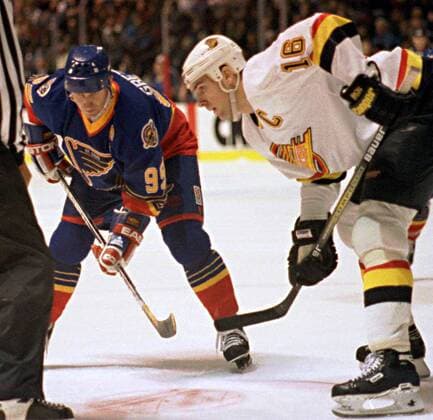 Wayne Gretzky (li., St. Louis Blues) und Trevor Linden (Vancouver Canucks) -  (VAP96022904) Eishockey Herren NHL 1995 1996 o0 USA Gruppe Eishockey Herren NHL 1995 1996 o0 USA Gruppe