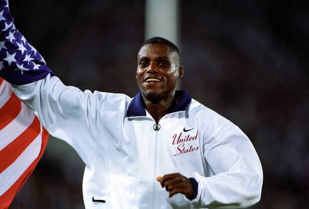 Carl Lewis (USA) bejubelt seinen Olympiasieg 1996 Leichtathletik OS Sommer Herren Olympische Spiele Atlanta 1996, Sommerspiele, Einzelbild Atlanta Freude, Leichtathletik OS Sommer Herren Olympische Spiele Atlanta 1996, Sommerspiele, Einzelbild Atlanta Freude,