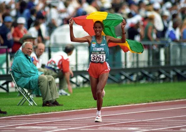 Fatuma Roba (Äthiopien), Marathon Olympiasiegerin 1996, dreht eine Ehrenrunde mit der Nationalfahne Leichtathletik OS Sommer Damen Olympische Spiele Atlanta 1996, Sommerspiele, Nationaltrikot Einzelbild Atlanta Freude, Leichtathletik OS Sommer Damen Olympische Spiele Atlanta 1996, Sommerspiele, Nationaltrikot Einzelbild Atlanta Freude,