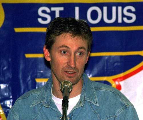Wayne Gretzky (St. Louis Blues) während eines Pressetermins -  (SLP96030504) Eishockey Herren NHL 1995 1996 Einzelbild Eishockey Herren NHL 1995 1996 Einzelbild