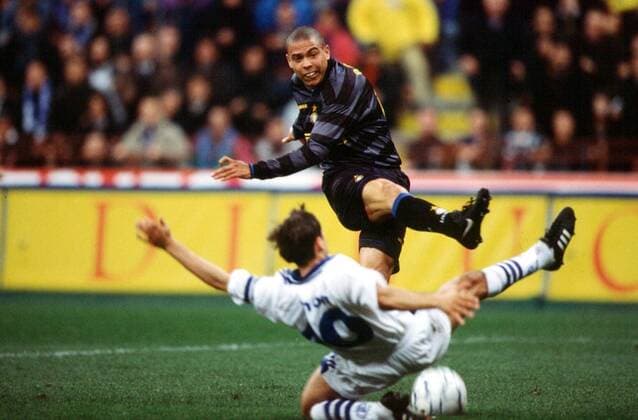 Ronaldo (Inter Mailand, hi.) gegen Olaf Thon (Schalke) Fußball EC 3 Herren UEFA Cup 1997 1998, Pokal, Europapokal, Viertelfinale, Gruppe Mailand Dynamik, Kampf, Fußball EC 3 Herren UEFA Cup 1997 1998, Pokal, Europapokal, Viertelfinale, Gruppe Mailand Dynamik, Kampf,