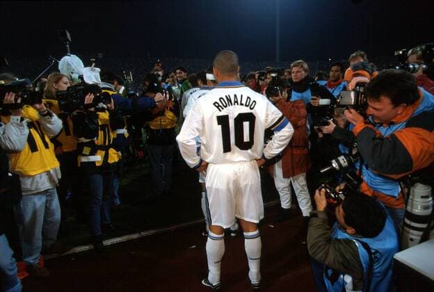 Ronaldo (Inter Mailand) wird von Fotografen und Kameraleuten umringt Fußball EC 3 Herren UEFA Cup 1997 1998, Pokal, Europapokal, Viertelfinale, Totale Gelsenkirchen Fußball EC 3 Herren UEFA Cup 1997 1998, Pokal, Europapokal, Viertelfinale, Totale Gelsenkirchen
