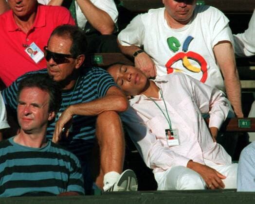 Barbara Becker, Ehefrau von Boris Becker (beide Deutschland), schläft neben Trainer Nick Bollettieri (USA) Tennis Herren All England Championships 1995, Grand Slam, ATP Tour Gruppe Wimbledon London Langeweile, Tennis Herren All England Championships 1995, Grand Slam, ATP Tour Gruppe Wimbledon London Langeweile,