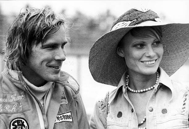 Motorsport, Formel 1, Ehefrauen der Ikonen - Archivbilder James Hunt (England Hesketh Ford) mit seiner Ehefrau Suzy - Motorsport Grand Prix Herren Großer Preis von Spanien 1974, Formel 1 Weltmeisterschaft, F1, F, GP, WM Gruppe Jarama Freude, Motorsport Grand Prix Herren Großer Preis von Spanien 1974, Formel 1 Weltmeisterschaft, F1, F, GP, WM Gruppe Jarama Freude,