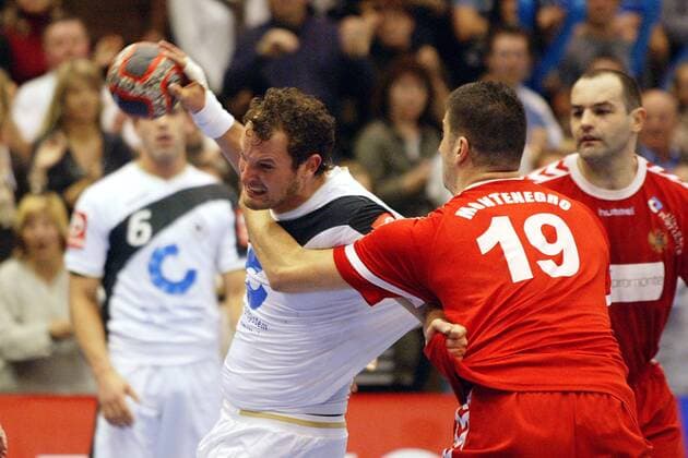 Jens Tiedtke (Deutschland, li.) gegen Vladimir Osmajic (Montenegro) Handball Länderspiel Herren Testspiel 2008, Test, Nationalmannschaft, Nationaltrikot, Deutschland - Montenegro Gruppe Rostock Dynamik, Kampf, Handball Länderspiel Herren Testspiel 2008, Test, Nationalmannschaft, Nationaltrikot, Deutschland - Montenegro Gruppe Rostock Dynamik, Kampf,