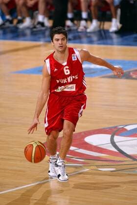 Engin Atsür (Türkei) am Ball -  Basketball EM Herren EM 2007, Länderspiel, Nationalmannschaft, Nationaltrikot Einzelbild Madrid Dynamik, Basketball EM Herren EM 2007, Länderspiel, Nationalmannschaft, Nationaltrikot Einzelbild Madrid Dynamik,