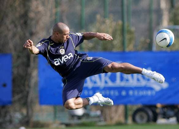 Roberto Carlos (Fenerbahce) - Seitfallzieher -  Fußball Herren Süper Lig 2007 2008, 1. Türkische Liga, Fenerbahce SK Istanbul, Training o0 Trainingslager Einzelbild Belek Dynamik, Fußball Herren Süper Lig 2007 2008, 1. Türkische Liga, Fenerbahce SK Istanbul, Training o0 Trainingslager Einzelbild Belek Dynamik,