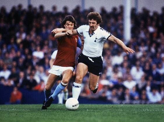 Gerry Armstrong (Tottenham Hotspurs, re.) gegen Brian Little (Aston Villa) -  Fußball Herren English Football League First Division 1978 1979, One, 1. Englische Liga, Spurs Gruppe London Dynamik, Kampf, Fußball Herren English Football League First Division 1978 1979, One, 1. Englische Liga, Spurs Gruppe London Dynamik, Kampf,
