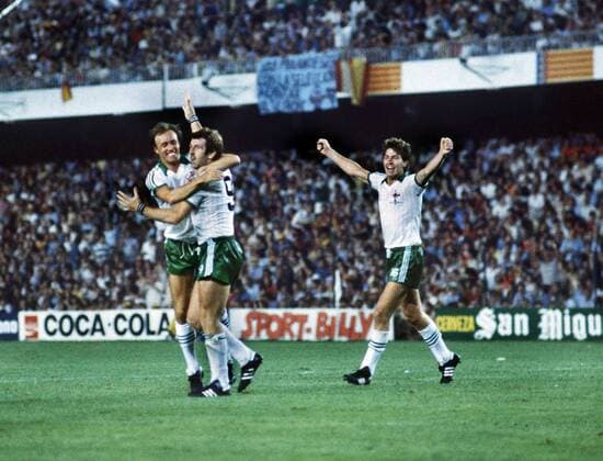 Torjubel Nordirland, v.li.: Sammy McIlroy, Gerry Armstrong und Norman Whiteside -  Fußball Länderspiel Herren WM 1982, Nationalmannschaft, Nationaltrikot, Gruppe E Gruppe Valencia Freude, Begeisterung, Fußball Länderspiel Herren WM 1982, Nationalmannschaft, Nationaltrikot, Gruppe E Gruppe Valencia Freude, Begeisterung,