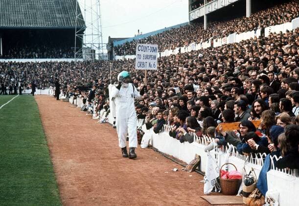 Count down to European Orbit No. 6 - Maskottchen Aspurnaut (Mitte) von Tottenham Hotspurs animiert das Publikum - Fußball EC 3 Herren UEFA Cup 1971 1972, Pokal, Europacup, Europapokal, Finale, Endspiel, Rückspiel, Tottenham Hotspur Totale White Hart Lane, Schriftzug London, Animation, animieren, Anfeuerung, anfeuern Komik, Fußball EC 3 Herren UEFA Cup 1971 1972, Pokal, Europacup, Europapokal, Finale, Endspiel, Rückspiel, Tottenham Hotspur Totale White Hart Lane, Schriftzug London, Animation, animieren, Anfeuerung, anfeuern Komik,