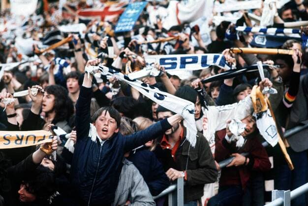Fanblock von Tottenham Hotspurs feuert das Team an - Fußball EC 3 Herren UEFA Cup 1971 1972, Pokal, Europacup, Europapokal, Finale, Endspiel, Rückspiel, Tottenham Hotspur Totale London Fußball EC 3 Herren UEFA Cup 1971 1972, Pokal, Europacup, Europapokal, Finale, Endspiel, Rückspiel, Tottenham Hotspur Totale London