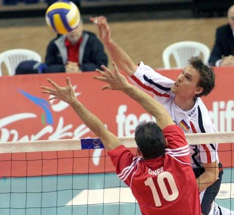 Christian Pampel (Deutschland, re.) gegen Gökhan Akif Öner (Türkei) - Volleyball Länderspiel Herren Olympiaqualifikation 2008, Olympia Qualifikation, Nationalmannschaft, Nationaltrikot, Gruppe Izmir Dynamik, Volleyball Länderspiel Herren Olympiaqualifikation 2008, Olympia Qualifikation, Nationalmannschaft, Nationaltrikot, Gruppe Izmir Dynamik,