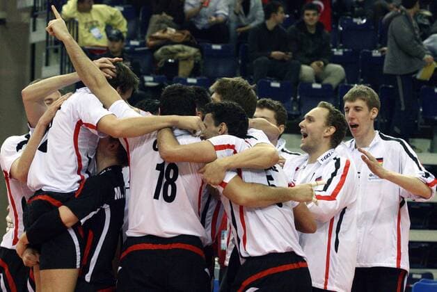 Schlussjubel Deutschland -  Volleyball Länderspiel Herren Olympiaqualifikation 2008, Olympia Qualifikation, Nationalmannschaft, Nationaltrikot Gruppe Izmir Freude, Volleyball Länderspiel Herren Olympiaqualifikation 2008, Olympia Qualifikation, Nationalmannschaft, Nationaltrikot Gruppe Izmir Freude,