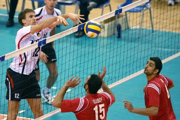 Christian Pampel (Deutschland, li.) gegen Fatih Ulusoy (Mitte) und Volkan Guc (beide Türkei) -  Volleyball Länderspiel Herren Olympiaqualifikation 2008, Olympia Qualifikation, Nationalmannschaft, Nationaltrikot Gruppe Izmir Dynamik, Volleyball Länderspiel Herren Olympiaqualifikation 2008, Olympia Qualifikation, Nationalmannschaft, Nationaltrikot Gruppe Izmir Dynamik,