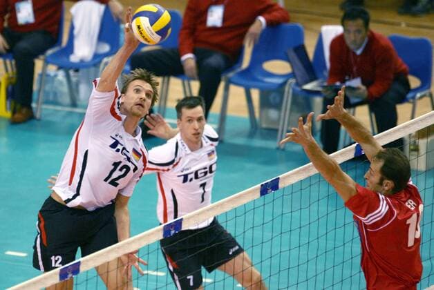 Christian Pampel (Deutschland, li.) gegen Bülent Kandemir (Türkei) -  Volleyball Länderspiel Herren Olympiaqualifikation 2008, Olympia Qualifikation, Nationalmannschaft, Nationaltrikot Gruppe Izmir Dynamik, Volleyball Länderspiel Herren Olympiaqualifikation 2008, Olympia Qualifikation, Nationalmannschaft, Nationaltrikot Gruppe Izmir Dynamik,