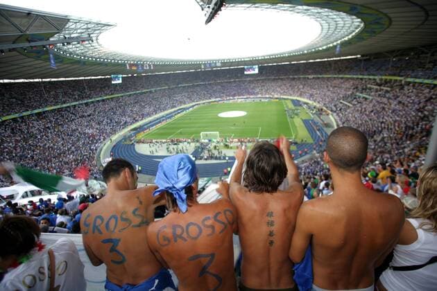Fans von Fabio Grosso (Italien) im ausverkauften Berliner Olympiastadion vor dem WM Finale 2006 -  Fußball WM Herren WM 2006, Länderspiel, Finale, Endspiel, italienische, italienischer, bemalt, Vdig Gruppe hinten, Rücken, Rückansicht, Berlin Fußball WM Herren WM 2006, Länderspiel, Finale, Endspiel, italienische, italienischer, bemalt, Vdig Gruppe hinten, Rücken, Rückansicht, Berlin