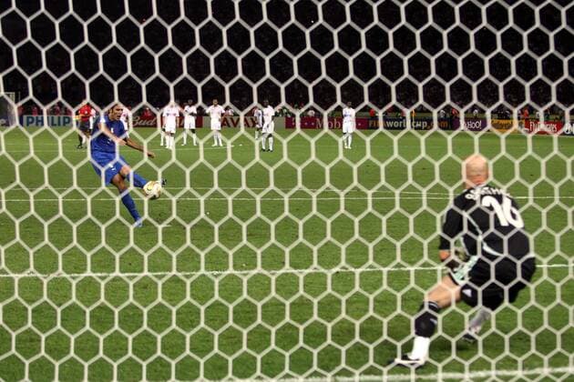 Elfmeterschießen WM Finale 2006 - Fabio Grosso (Italien) verwandelt gegen Torwart Fabien Barthez (Frankreich) -  Fußball WM Herren WM 2006, Länderspiel, Nationalteam, Nationaltrikot, Finale, Endspiel, Italien - Frankreich 6:4 n.E. Gruppe Berlin Dynamik, Fußball WM Herren WM 2006, Länderspiel, Nationalteam, Nationaltrikot, Finale, Endspiel, Italien - Frankreich 6:4 n.E. Gruppe Berlin Dynamik,