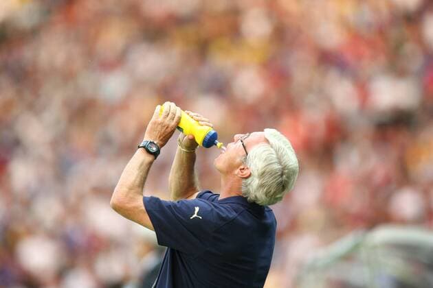Nationaltrainer Marcello Lippi (Italien) gönnt sich eine Erfrischung -  Fußball WM Herren WM 2006, Länderspiel, Nationalteam, Finale, Endspiel, Vdig Einzelbild Berlin Fußball WM Herren WM 2006, Länderspiel, Nationalteam, Finale, Endspiel, Vdig Einzelbild Berlin