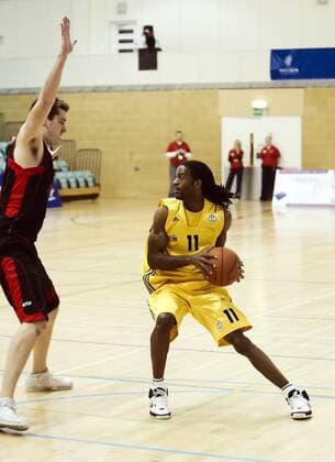 Julius Jenkins (ALBA, re.) gegen John Nottley (Guildford Heat) Basketball EC 3 Herren ULEB Cup 2007 2008, Guildford Heat - ALBA Berlin 71:80 Gruppe Guildford Basketball EC 3 Herren ULEB Cup 2007 2008, Guildford Heat - ALBA Berlin 71:80 Gruppe Guildford
