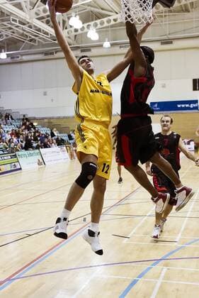 Goran Nikolic (ALBA, li.) gegen Daniel Gilbert (Guildford Heat) Basketball EC 3 Herren ULEB Cup 2007 2008, Guildford Heat - ALBA Berlin 71:80 Gruppe Guildford Dynamik, Höhe, Basketball EC 3 Herren ULEB Cup 2007 2008, Guildford Heat - ALBA Berlin 71:80 Gruppe Guildford Dynamik, Höhe,