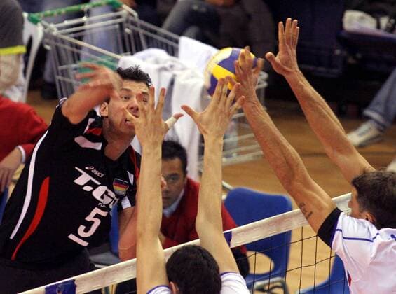 Björn Andrae (Deutschland, li.) im Duell -  Volleyball Länderspiel Herren Olympiaqualifikation 2008, Olympia Qualifikation, Nationalmannschaft, Nationaltrikot Gruppe Izmir Dynamik, Volleyball Länderspiel Herren Olympiaqualifikation 2008, Olympia Qualifikation, Nationalmannschaft, Nationaltrikot Gruppe Izmir Dynamik,
