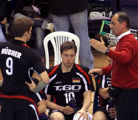 Bundestrainer Stelian Moculescu (re.) gibt während einer Auszeit Anweisungen, die Jochen Schöps (Mitte, beide Deutschland) nachdenklich auf sich wirken lässt -  Volleyball Länderspiel Herren Olympiaqualifikation 2008, Olympia Qualifikation, Nationalmannschaft, Nationaltrikot Gruppe Izmir Nachdenklichkeit, Volleyball Länderspiel Herren Olympiaqualifikation 2008, Olympia Qualifikation, Nationalmannschaft, Nationaltrikot Gruppe Izmir Nachdenklichkeit,