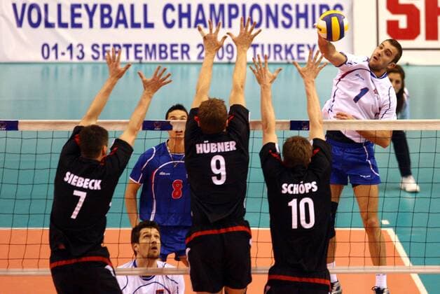 Nikola Kovacevic (Serbien, re.) gegen den Dreierblock von Mark Siebeck (li.), Stefan Hübner (2.v.li.) und Jochen Schöps (alle Deutschland) -  Volleyball Länderspiel Herren Olympiaqualifikation 2008, Olympia Qualifikation, Nationalteam, Nationaltrikot Gruppe Izmir Dynamik, Volleyball Länderspiel Herren Olympiaqualifikation 2008, Olympia Qualifikation, Nationalteam, Nationaltrikot Gruppe Izmir Dynamik,
