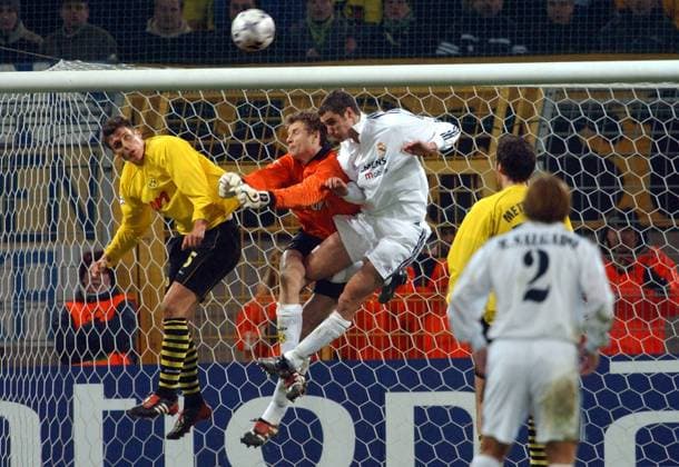 Ivan Helguera (Real Madrid, Mitte) gegen Torwart Jens Lehmann (2.v.li.) und Sebastian Kehl (li., beide BVB) Fußball EC 1 Herren Champions League 2002 2003, Zwischenrunde, Borussia Dortmund - Real Madrid CF 1:1 Gruppe Dortmund Dynamik, Kampf, Höhe, Fußball EC 1 Herren Champions League 2002 2003, Zwischenrunde, Borussia Dortmund - Real Madrid CF 1:1 Gruppe Dortmund Dynamik, Kampf, Höhe,