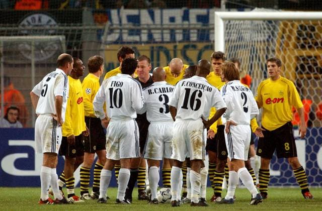 Schiedsrichter Graham Poll (England, Mitte) versucht die erhitzten Gemüter beim Spiel Borussia Dortmund gegen Real Madrid zu beruhigen Fußball EC 1 Herren Champions League 2002 2003, Zwischenrunde, Borussia Dortmund - Real Madrid CF 1:1, BVB Totale Dortmund Fußball EC 1 Herren Champions League 2002 2003, Zwischenrunde, Borussia Dortmund - Real Madrid CF 1:1, BVB Totale Dortmund