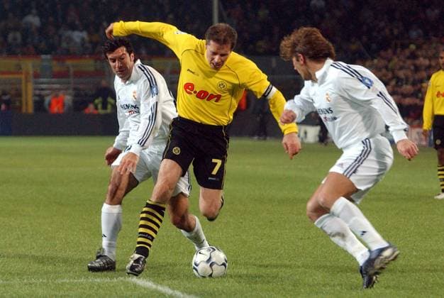 Stefan Reuter (BVB, Mitte) gegen Luis Figo (li.) und Michel Salgado (beide Real Madrid) Fußball EC 1 Herren Champions League 2002 2003, Zwischenrunde, Borussia Dortmund - Real Madrid CF 1:1 Gruppe Dortmund Dynamik, Fußball EC 1 Herren Champions League 2002 2003, Zwischenrunde, Borussia Dortmund - Real Madrid CF 1:1 Gruppe Dortmund Dynamik,