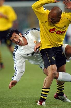 Luis Figo (Real Madrid, li.) gegen Leonardo Dede (BVB) Fußball EC 1 Herren Champions League 2002 2003, Zwischenrunde, Borussia Dortmund - Real Madrid CF 1:1 Gruppe Dortmund Dynamik, Kampf, Fußball EC 1 Herren Champions League 2002 2003, Zwischenrunde, Borussia Dortmund - Real Madrid CF 1:1 Gruppe Dortmund Dynamik, Kampf,